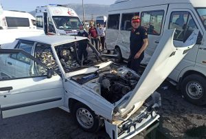 Otomobil ve Minibüs Çarpıştı: 1 ölü 1 yaralı