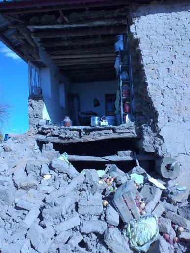 Kahramanmaraş’ta evi yıkılan aile yardım bekliyor