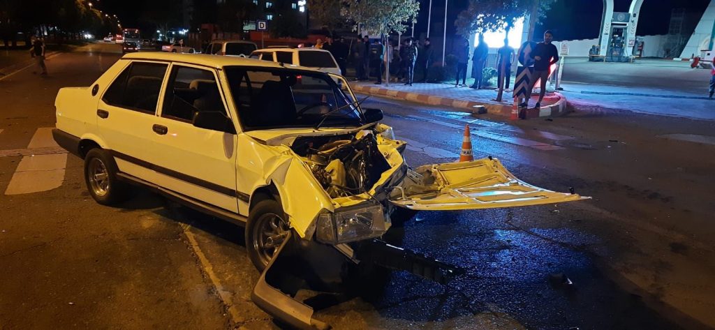 Kahramanmaraş’ta iki otomobil kafa kafaya çarpıştı: 3 yaralı
