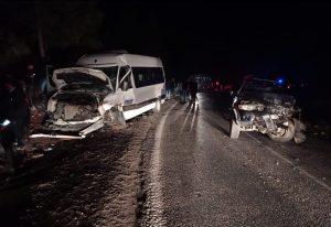 Kahramanmaraş’ta minibüs ile kamyonet çarpıştı: 15 yaralı