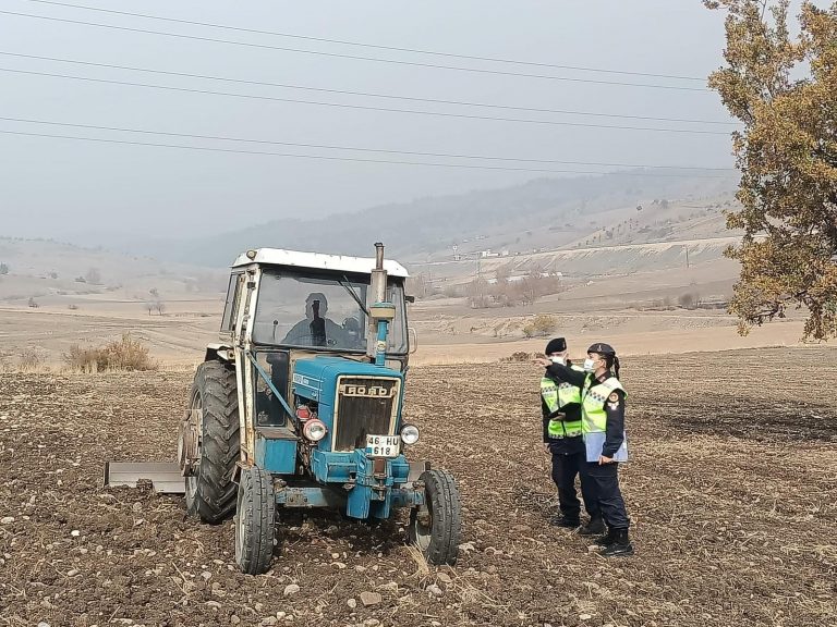 Jandarma ekipleri traktör sürücüleri tek tek bilgilendirdi