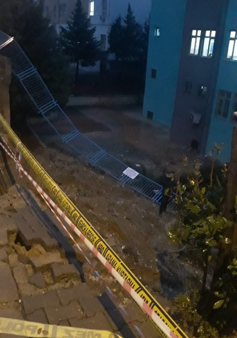 Kahramanmaraş’ta okulun istinat duvarı yıkıldı