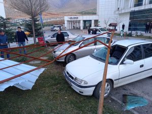 Elbistan’da şiddetli rüzgar hastane çatısını yerinden söktü: 2 yaralı
