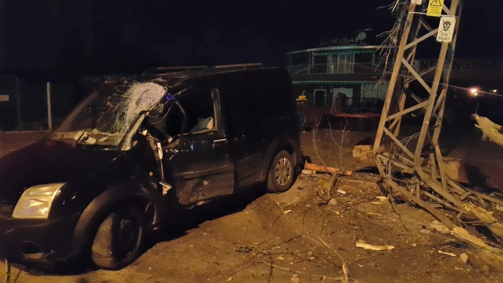 Elbistan’da hafif ticari araç elektrik direğine çarptı: 2 yaralı