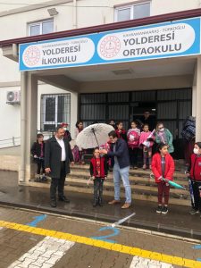 Ülkü Ocakları’ndan öğrencilere çanta ve şemsiye desteği