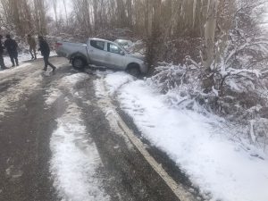 Afşin’de kamyonetiyle ağaca çarpan sürücü yaralandı