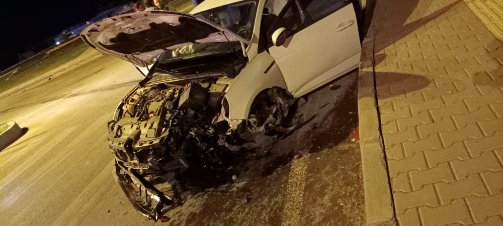 Kahramanmaraş’ta otomobil orta refüje çarptı: 2 yaralı