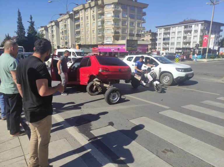 Kahramanmaraş’ta kavşakta iki otomobil çarpıştı