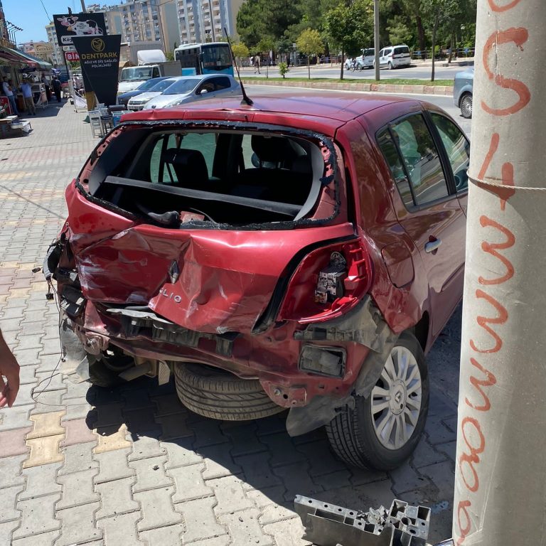 Kahramanmaraş’ta otomobil park halindeki araca çarptı: 2 yaralı