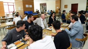 Rektör Prof. Dr. Alptekin Yasım, Öğrencilerle Yemekte Bir Araya Geldi