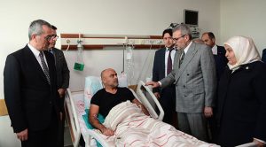 <strong>Başkan Güngör, Yaralı Polis Memurunu Hastanede Ziyaret Etti</strong><strong></strong>