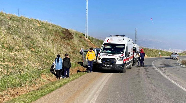 Kahramanmaraş’ta hafif ticari araç trafik levhasına çarptı: 4 yaralı