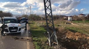 Afşin’de kamyonet elektrik direğine çarptı: 2 yaralı