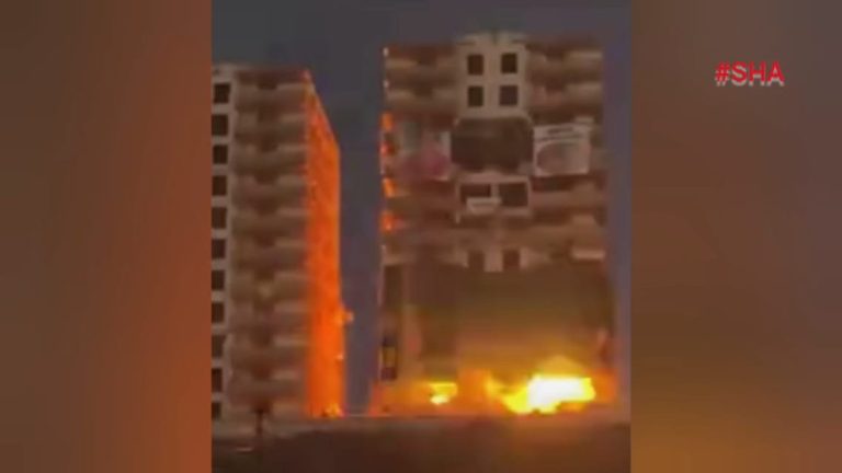 Kahramanmaraş’ta ağır hasarlı binalar patlatılarak yıkılıyor