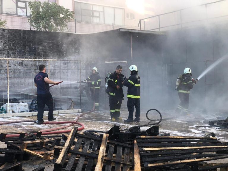 Kahramanmaraş’ta market deposunda yangın paniğe neden oldu