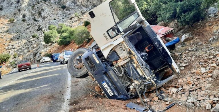 Kahramanmaraş’ta beton kamyonu devrildi: 1 ağır 2 yaralı