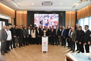 <strong>İstiklal Spor’un Şampiyonluk Kupası Başkan Güngör’ün Ellerinde Yükseldi</strong>